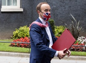 Ministrul Sănătăţii din Marea Britanie a demisionat, după ce fusese surprins sărutându-se cu amanta